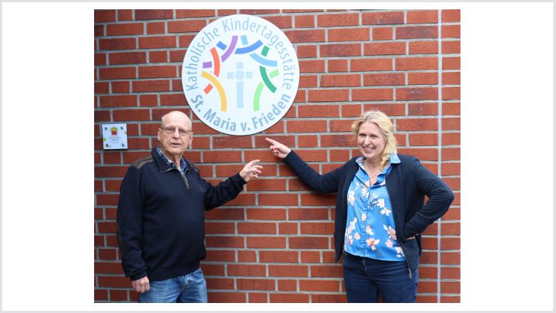 Hanno Bremer und Angelika Penack-Bielor vor der KITA Maria vom Frieden