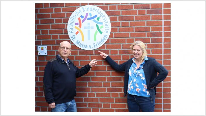 Hanno Bremer und Angelika Penack-Bielor vor der KITA Maria vom Frieden